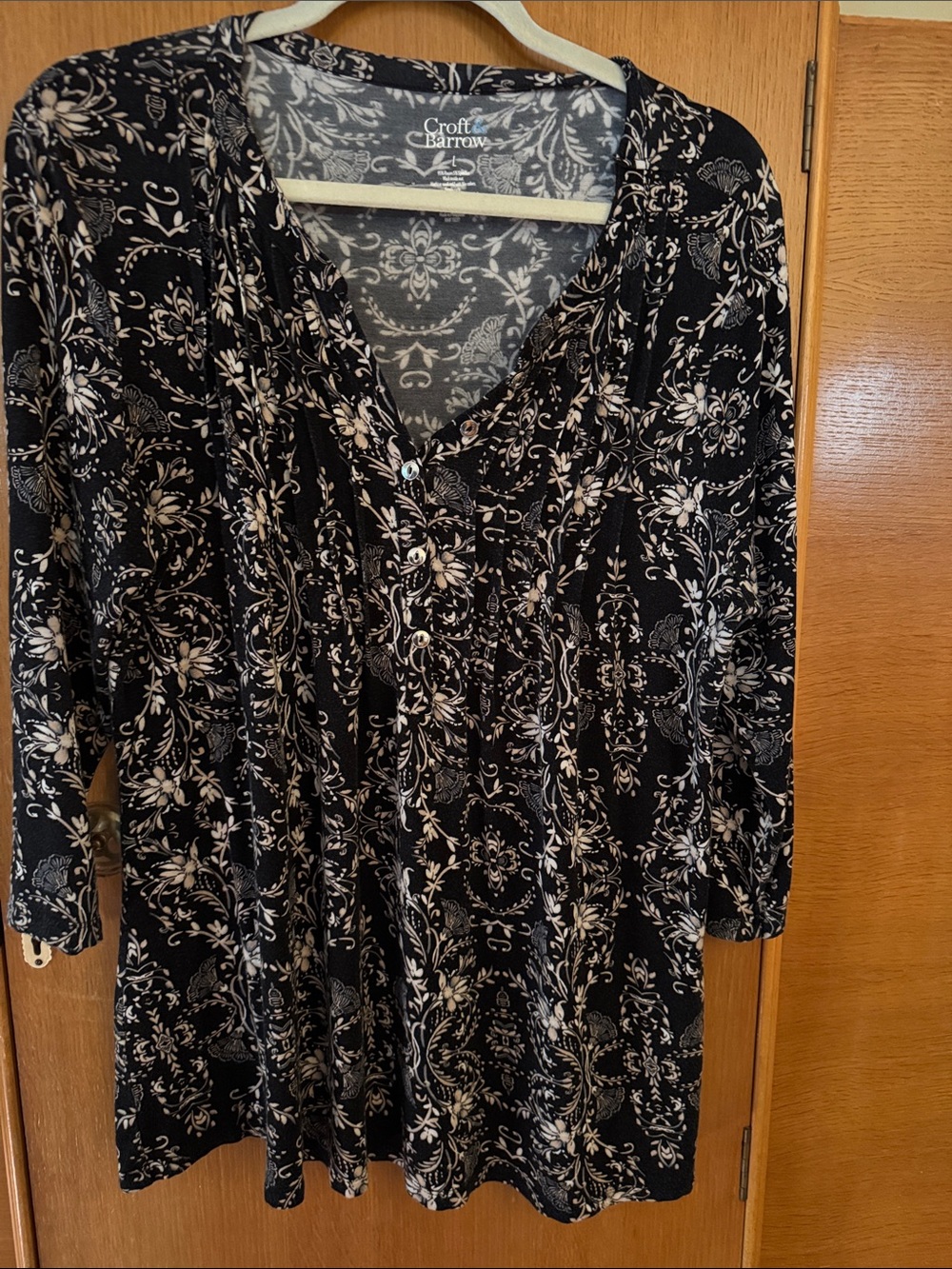 croft & barrow Black and Cream Floral V-Neck 3/4 Sleeve Tunic